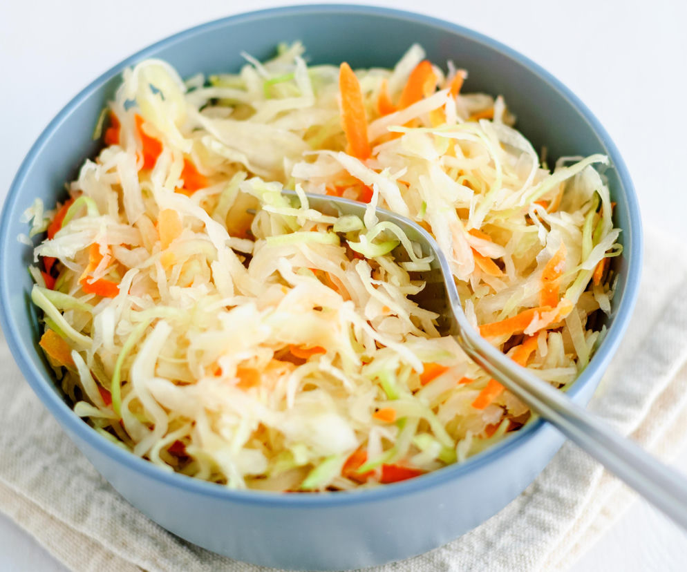 Chińska surówka z białej kapusty jak z restauracji. Sekret tkwi w gorącej zalewie