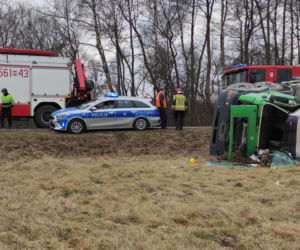 Betoniarka runęła do rowu. Groźny wypadek pod Piasecznem