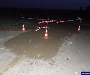 Zaorał drogę ciągnikiem