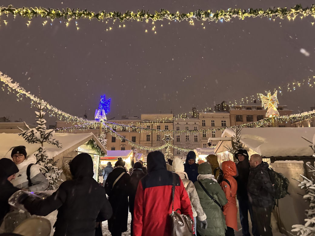 Choinka rozbłysła na Rynku Głównym. Tak wygląda Kraków w zimowej scenerii! 