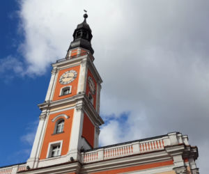 Montują cyferblat i wskazówki zegara na ratuszu