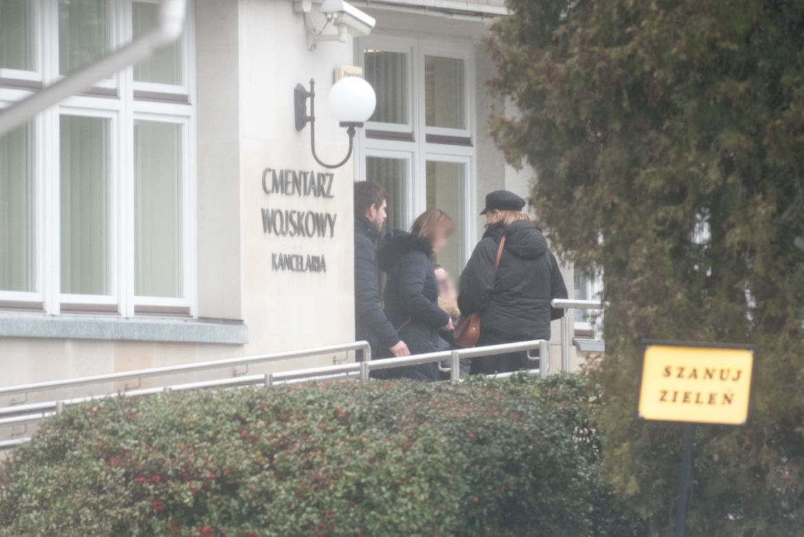 Antek Królikowski z mamą załatwia formalności pogrzebowe
