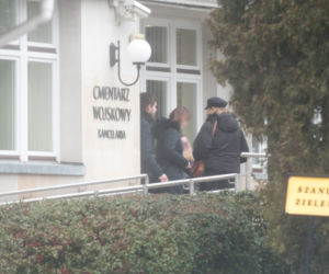 Antek Królikowski z mamą załatwia formalności pogrzebowe