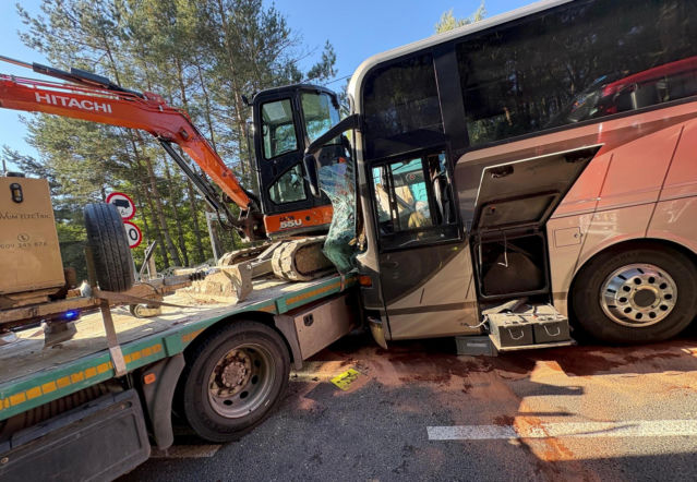 Dramat w drodze na wycieczkę szkolną. Ciężarówka zderzyła się z autokarem z dziećmi