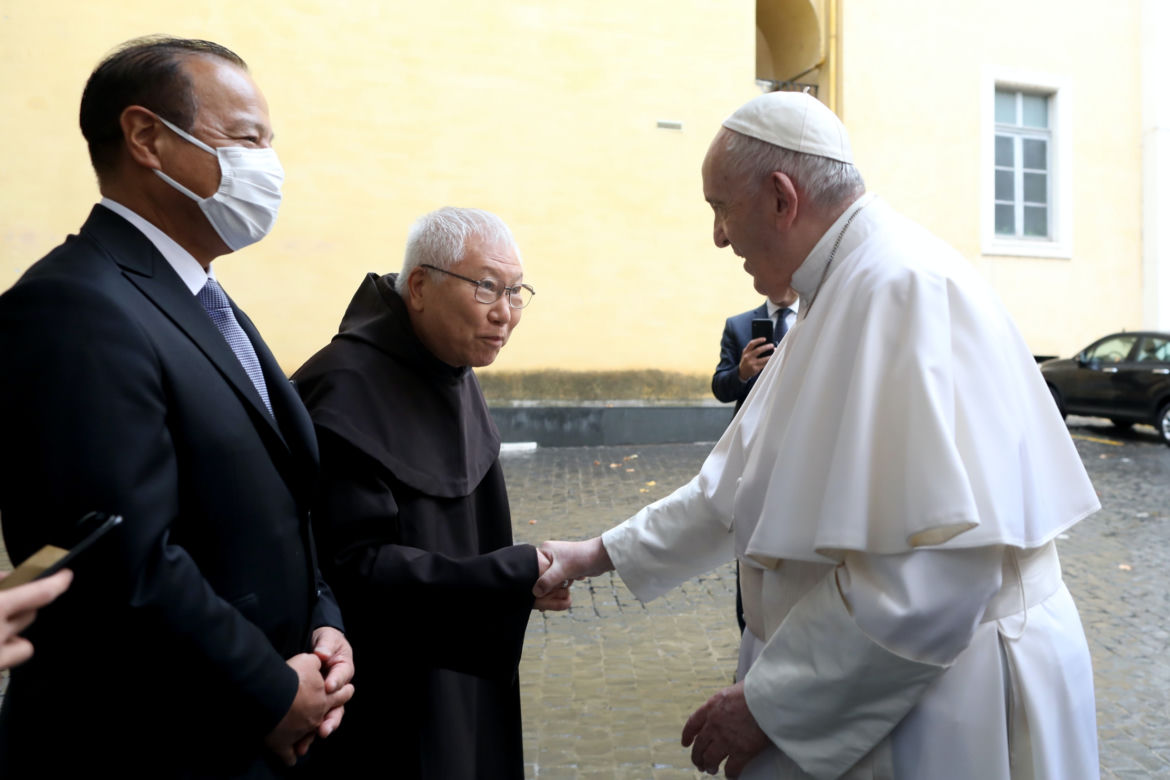 Papież Franciszek dostał wodorową Toyotę Mirai