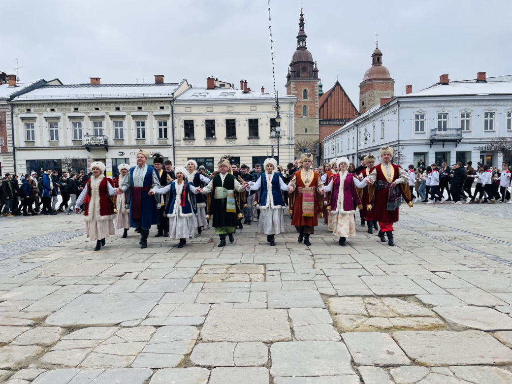 Maturzyści zatańczyli na Rynku poloneza