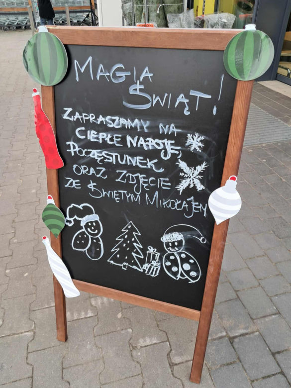 Święty Mikołaj Biedronki odwiedził świętokrzyskie miasto. Zobaczcie co działo się w wiosce przed sklepem