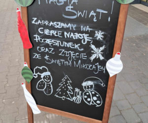 Święty Mikołaj Biedronki odwiedził świętokrzyskie miasto. Zobaczcie co działo się w wiosce przed sklepem