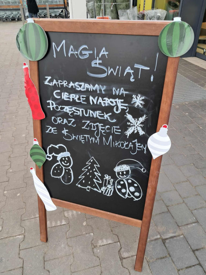 Święty Mikołaj Biedronki odwiedził świętokrzyskie miasto. Zobaczcie co działo się w wiosce przed sklepem