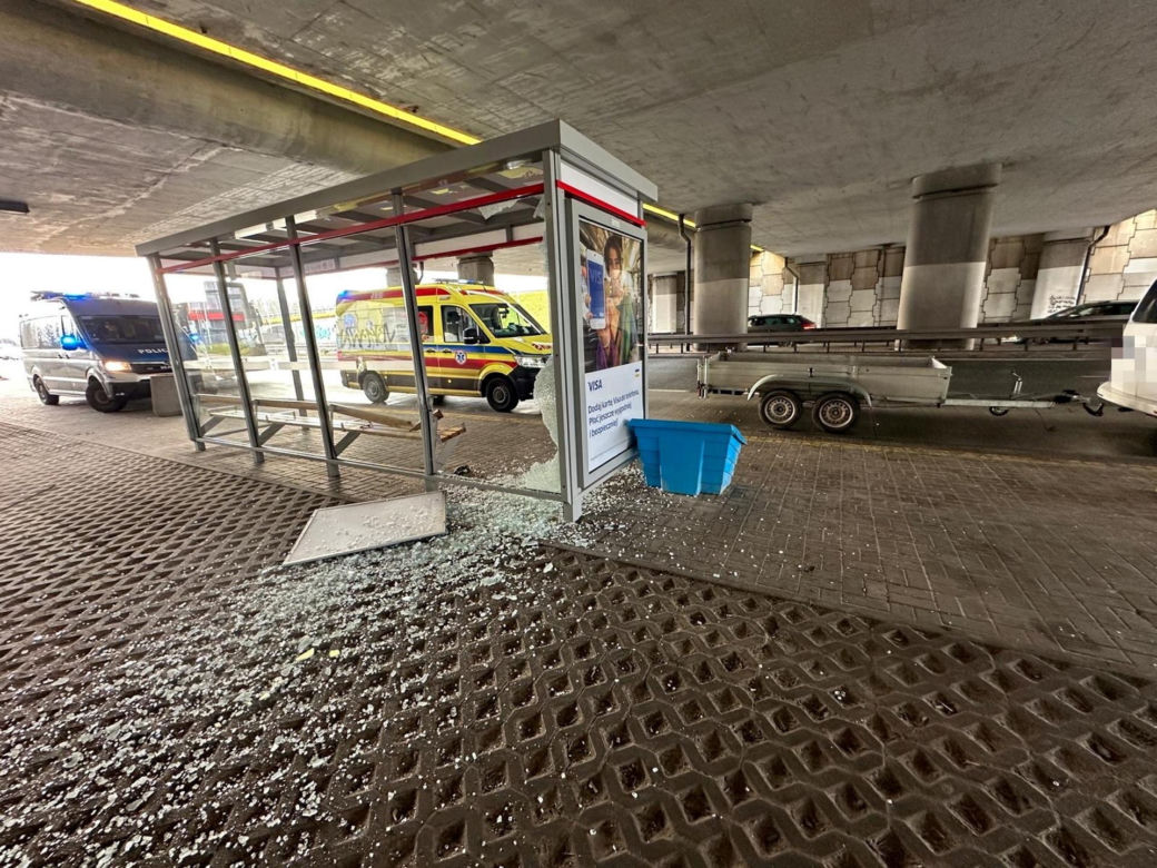 Przyczepka odpadła od auta i huknęła w przystanek autobusowy. Kobieta została ciężko ranna