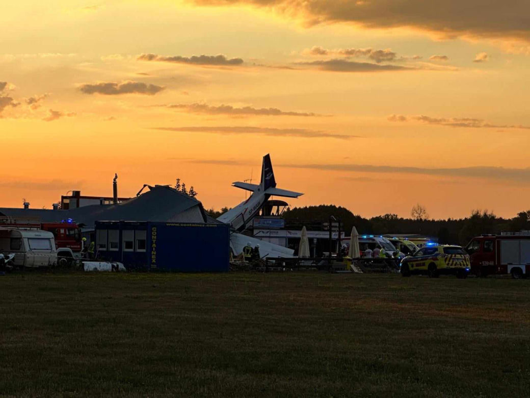 Katastrofa samolotu, spadł na hangar pełen ludzi pod Nowym Dworem Mazowieckim! Są ofiary