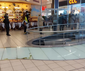Krakowianie rzucili się na zakupy w ostatni dzień przed lockdownem. Tłumy w galeriach!