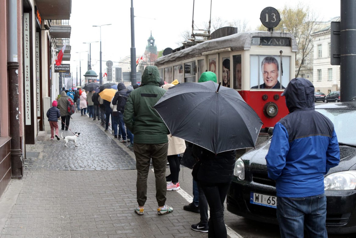 Szczepienia na Bankowym. Kolejka ciągnie się wzdłuż al. Solidarności