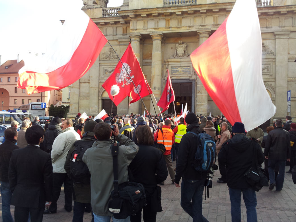 II rocznica SMOLEŃSKA: OBROŃCZY KRZYŻA znów przed Pałacem Prezydenckim