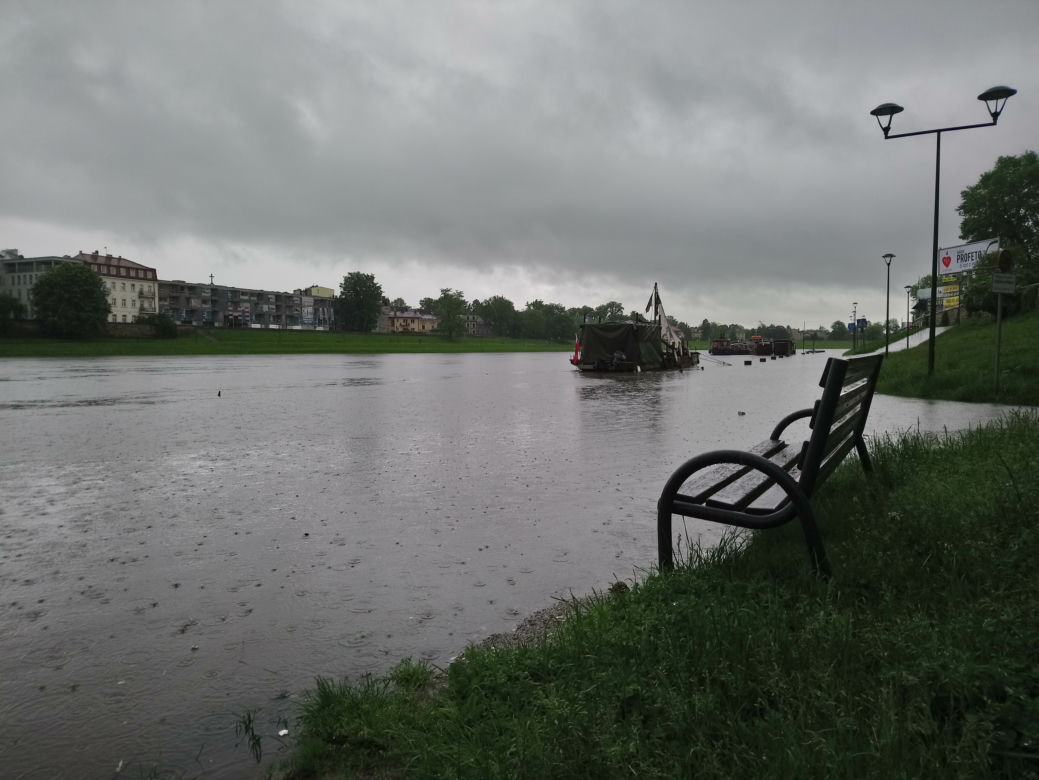 Ulewy w Krakowie 23.05.2019: Wylała Wisła, zalane są bulwary