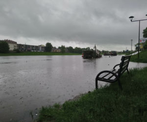 Ulewy w Krakowie 23.05.2019: Wylała Wisła, zalane są bulwary