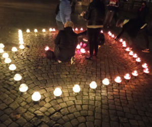 Strajk Kobiet w Lesznie ze zniczami w tle