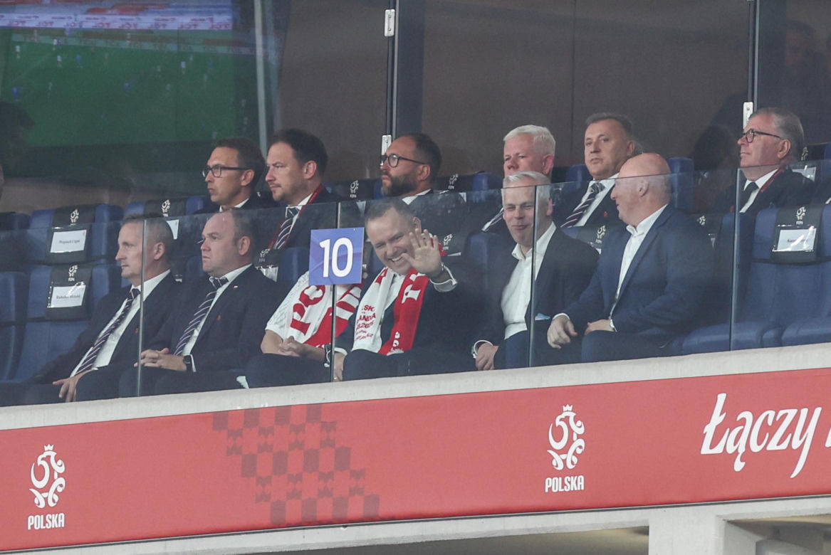 Karol Nawrocki pozdrowił chłopca na meczu Polska - Finlandia