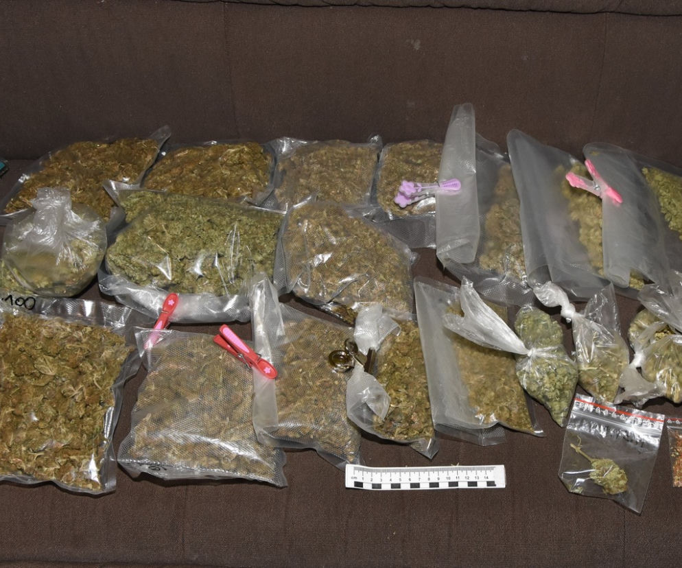POW. SANOCKI: Znaleźli broń palną, amunicję i ponad 5,5 kg narkotyków. Mieszkaniec powiatu został tymczasowo aresztowany