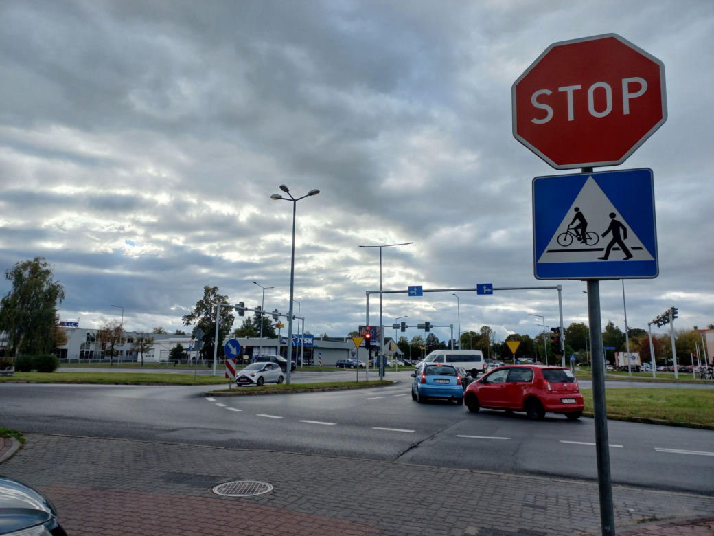 Prosto przez skrzyżowanie. ​Prezydent Leszna proponuje zmianę przebiegu ścieżki rowerowej na odcinku Konstytucji 3 Maja