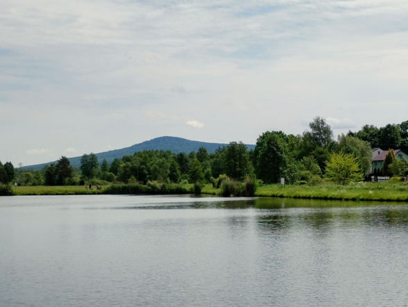 Ciekoty oferują znacznie więcej niż tylko muzeum. Tuż obok „Szklanego Domu” znajduje się zalew z widokiem na Łysicę