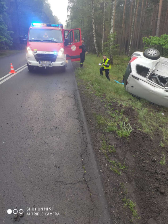KOSZMAR: Chcąc uniknąć „czołówki” wpadł do rowu, chwilę później wjechało w niego kolejne auto!