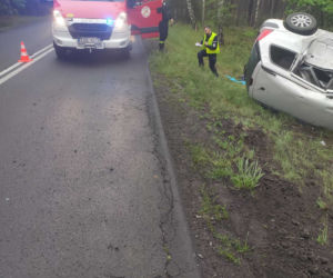 KOSZMAR: Chcąc uniknąć „czołówki” wpadł do rowu, chwilę później wjechało w niego kolejne auto!