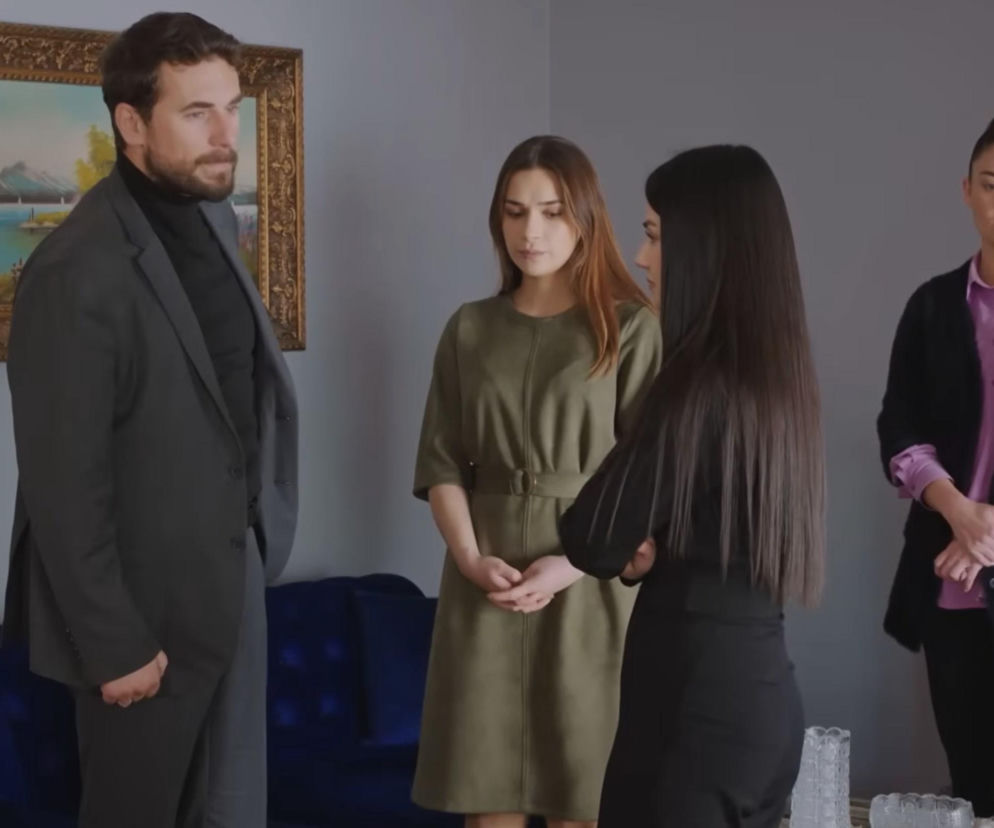 Kuzey, Sila i Bahar w scenie z 365. odcinka serialu Miłość i nadzieja. Kuzey w garniturze stoi po lewej, dwie kobiety w centrum, a trzecia kobieta z tyłu po prawej. Ta fotografia dotyczy artykułu o skandalu z Kuzeyem, a więcej znajdziesz na Super Seriale.