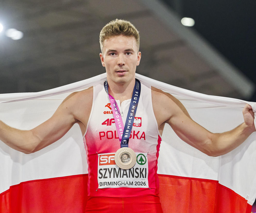 Jakub Szymański z medalem na szyi trzyma polską flagę. O sukcesie na mistrzostwach Europy przeczytasz na SE Supersport.