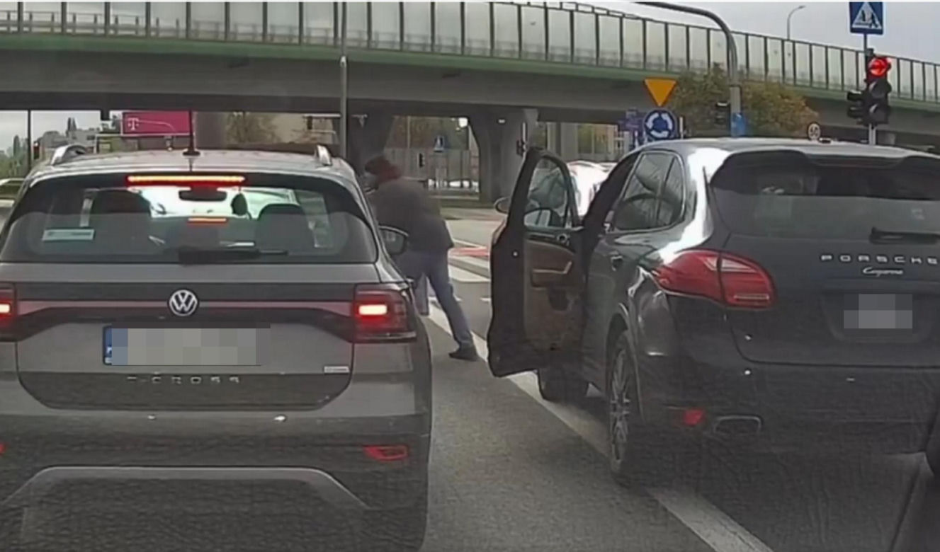 Kierowca Porsche zaatakował starszą kobietę. Chwilę potem uciekł spod świateł