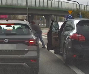 Kierowca Porsche zaatakował starszą kobietę. Chwilę potem uciekł spod świateł