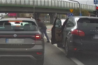 Kierowca Porsche zaatakował starszą kobietę. Chwilę potem uciekł spod świateł