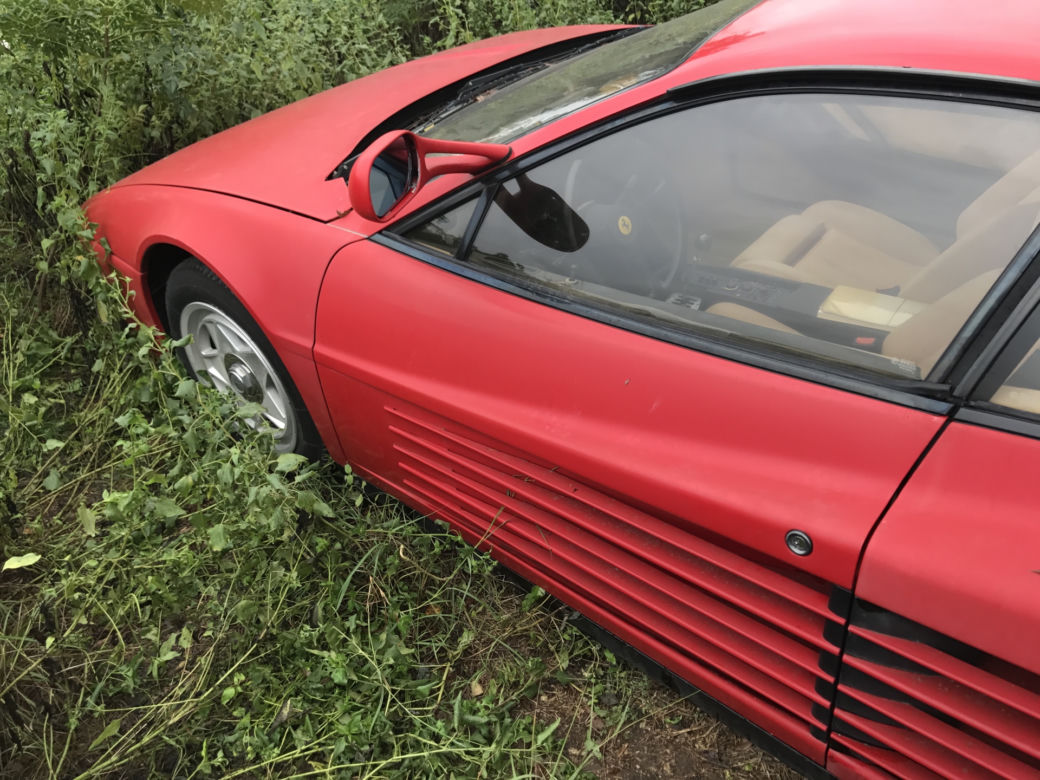 11 klasycznych Ferrari porzuconych w polu