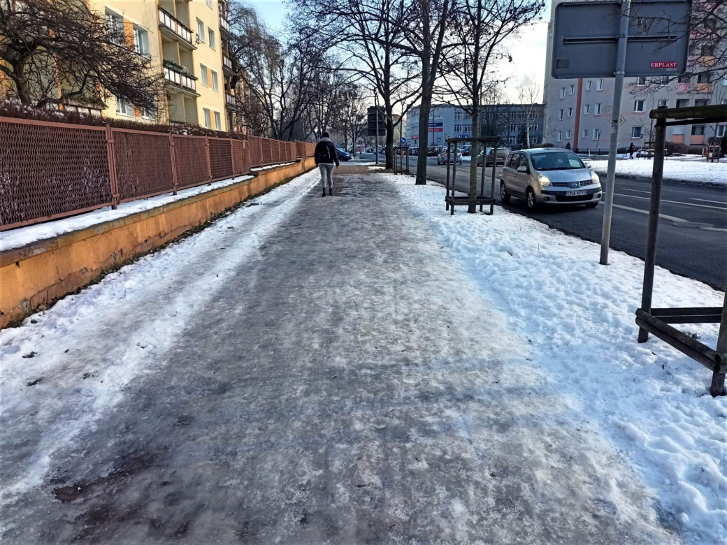 Bydgoskie chodniki jak lodowisko! Mieszkańcy są załamani. "Przecież na tym można się zabić!" [ZDJĘCIA]