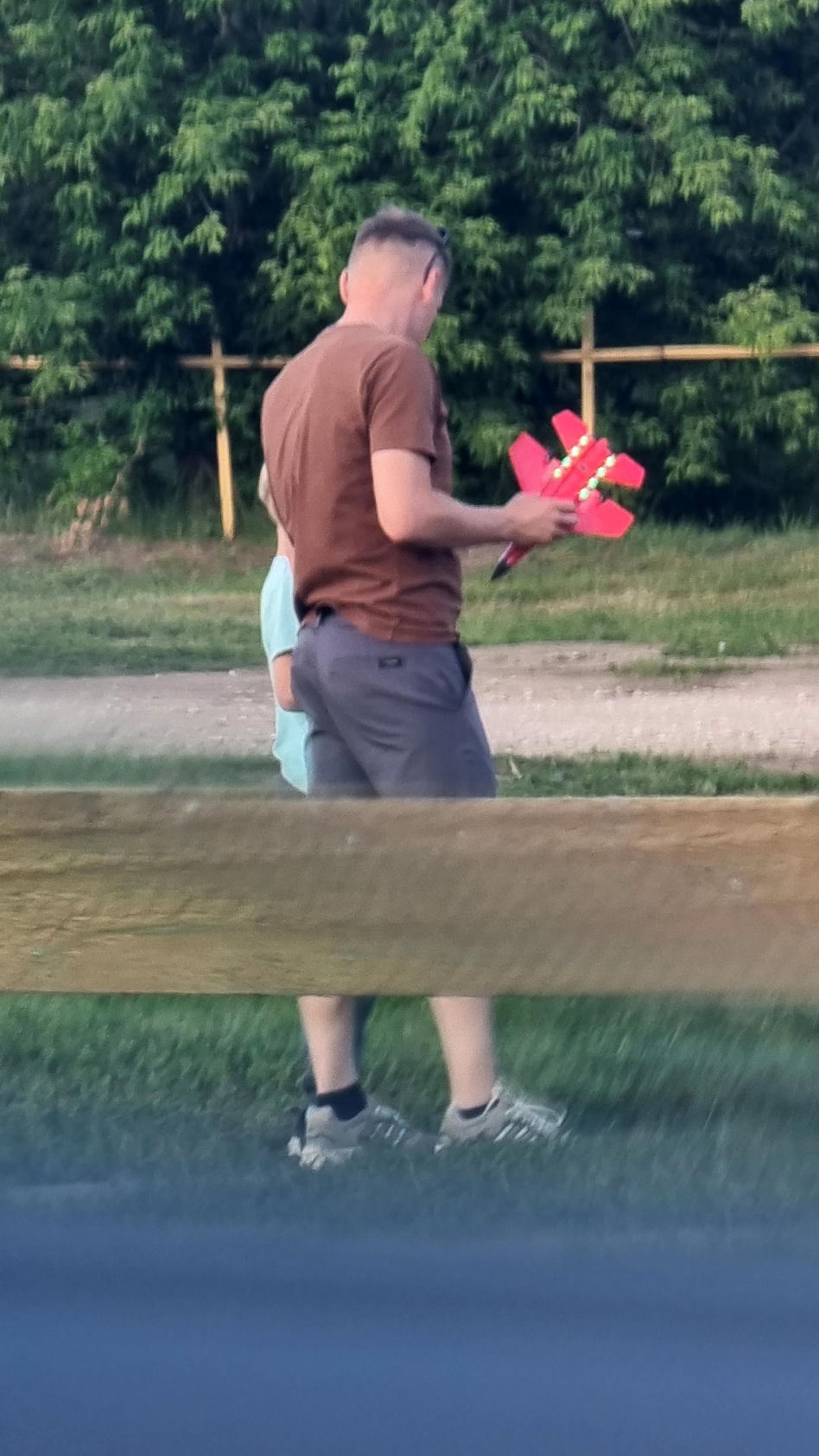 Marcin Mroczek bawi się samolotem