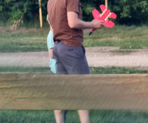 Marcin Mroczek bawi się samolotem