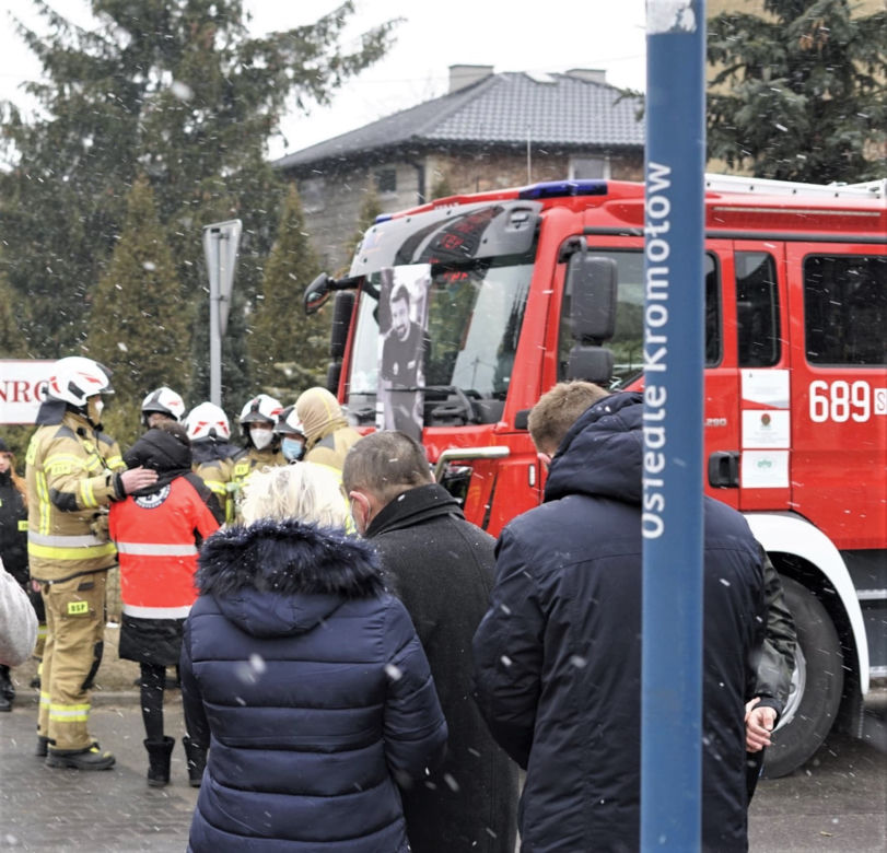 Śląskie: Ratownik Michał zginął po wypadku karetki. Zostawił piękną narzeczoną i córeczkę Zuzię