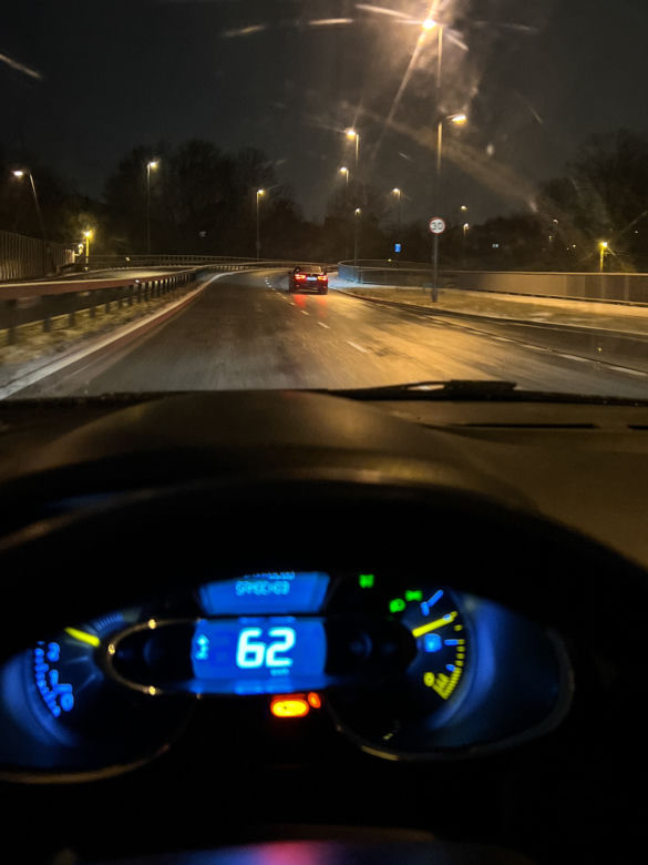 Limuzyna Trzaskowskiego mknie 60 km/h na ulicy z ograniczeniem do 30 km/h