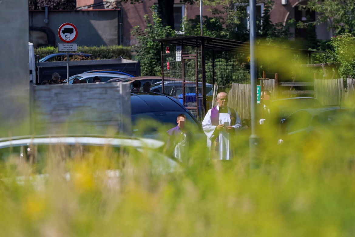 Pogrzeb 18-letniej Wiktorii. Biała urna z prochami spoczęła w grobie. Ból, który rozdziera serca