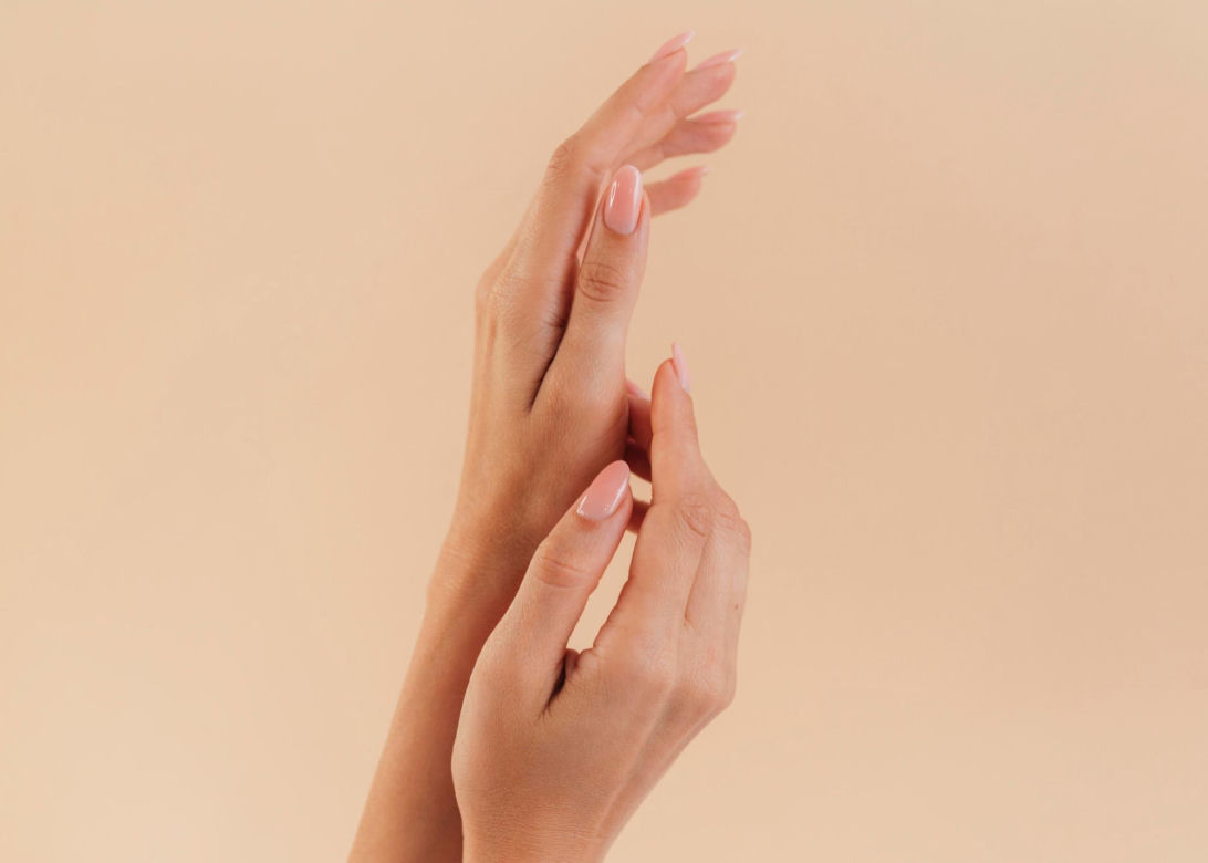 Lniane paznokcie to idealny manicure dla minimalistek