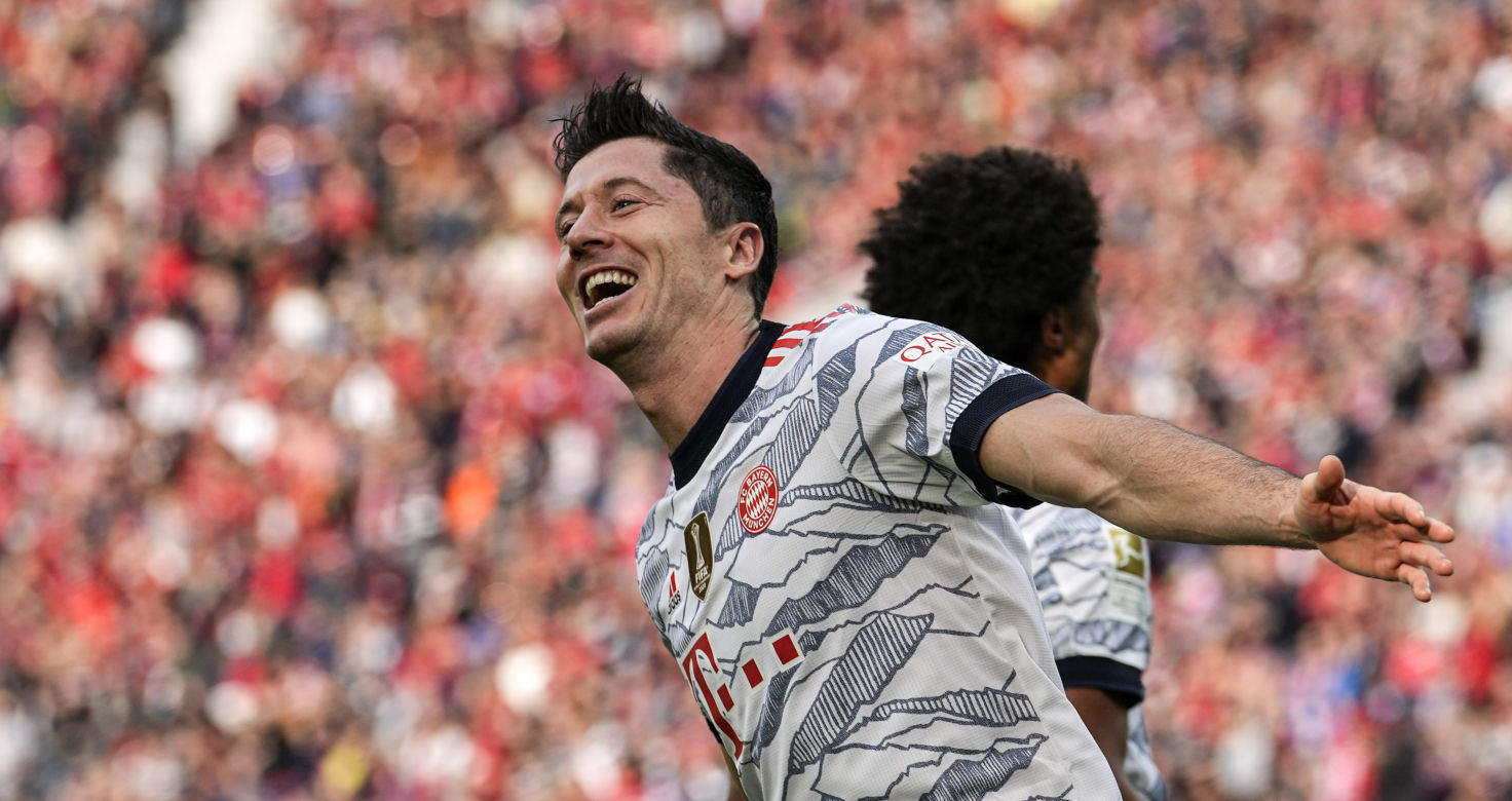 Robert Lewandowski na spacerze z rodziną