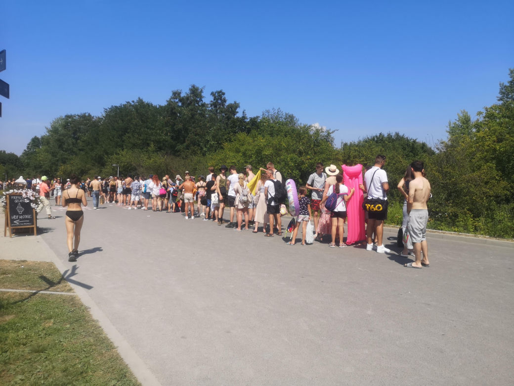 Zakrzówek. Kolejki do wejścia na kąpielisko