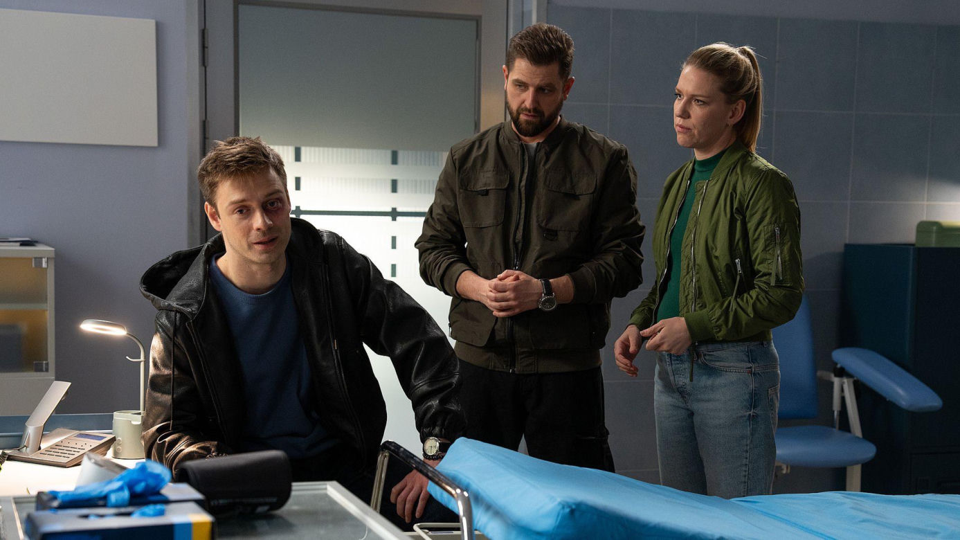 Na dobre i na złe odc. 998.  Mario (Marcin Korcz), policjanci - Dorota Kowal (Magdalena Wróbel), Radosław Biegun (Mateusz Lisiecki)