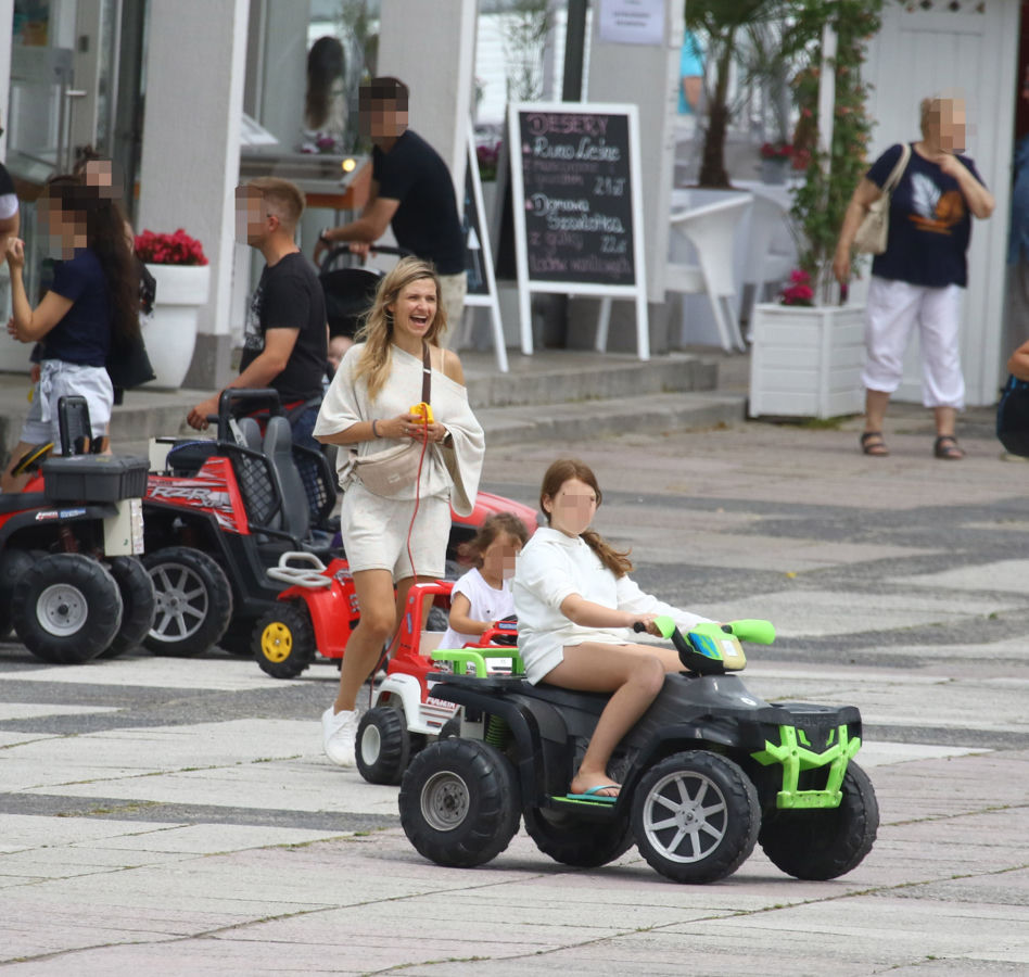 Koroniewska z Dowborem całują się na plaży