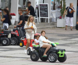 Koroniewska z Dowborem całują się na plaży
