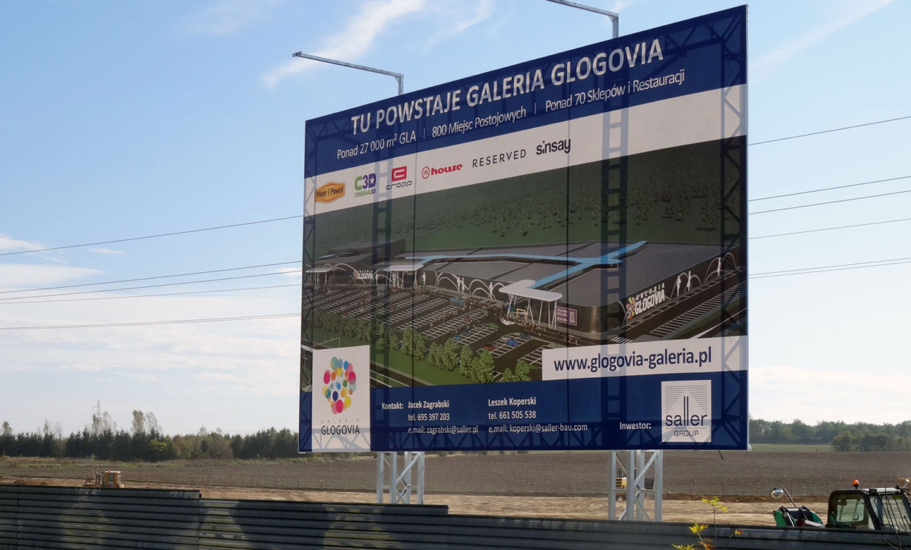 Bilbord informacyjny na terenie nowej inwestycji w Głogowie