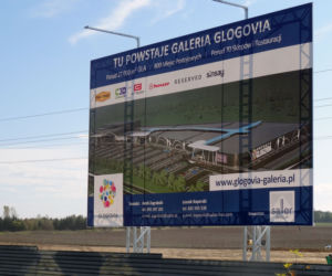 Bilbord informacyjny na terenie nowej inwestycji w Głogowie