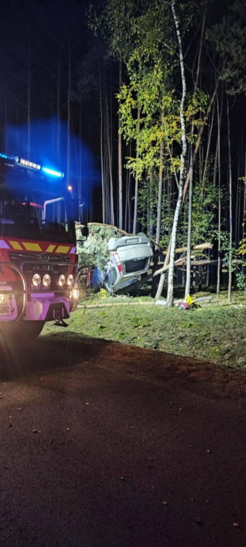 Pijany kierowca rozbił się na drzewie