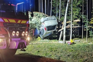 Pijany kierowca rozbił się na drzewie