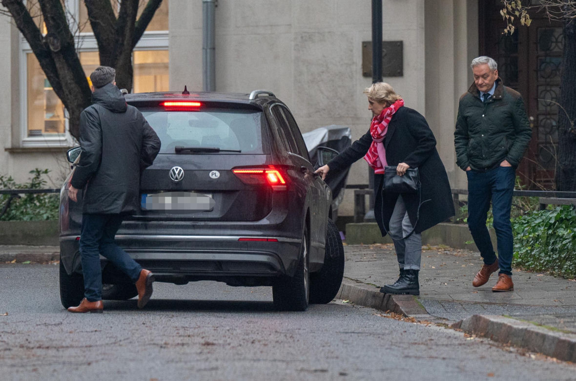 Uśmiechnięci Biedroń, Śmiszek i Scheuring-Wielgus wpadli do Kwaśniewskiego z wizytą 
